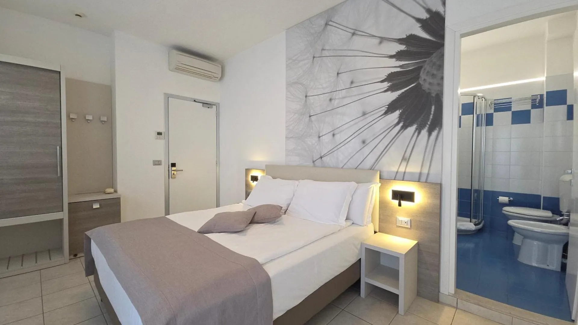Hotel Lux Каорле
